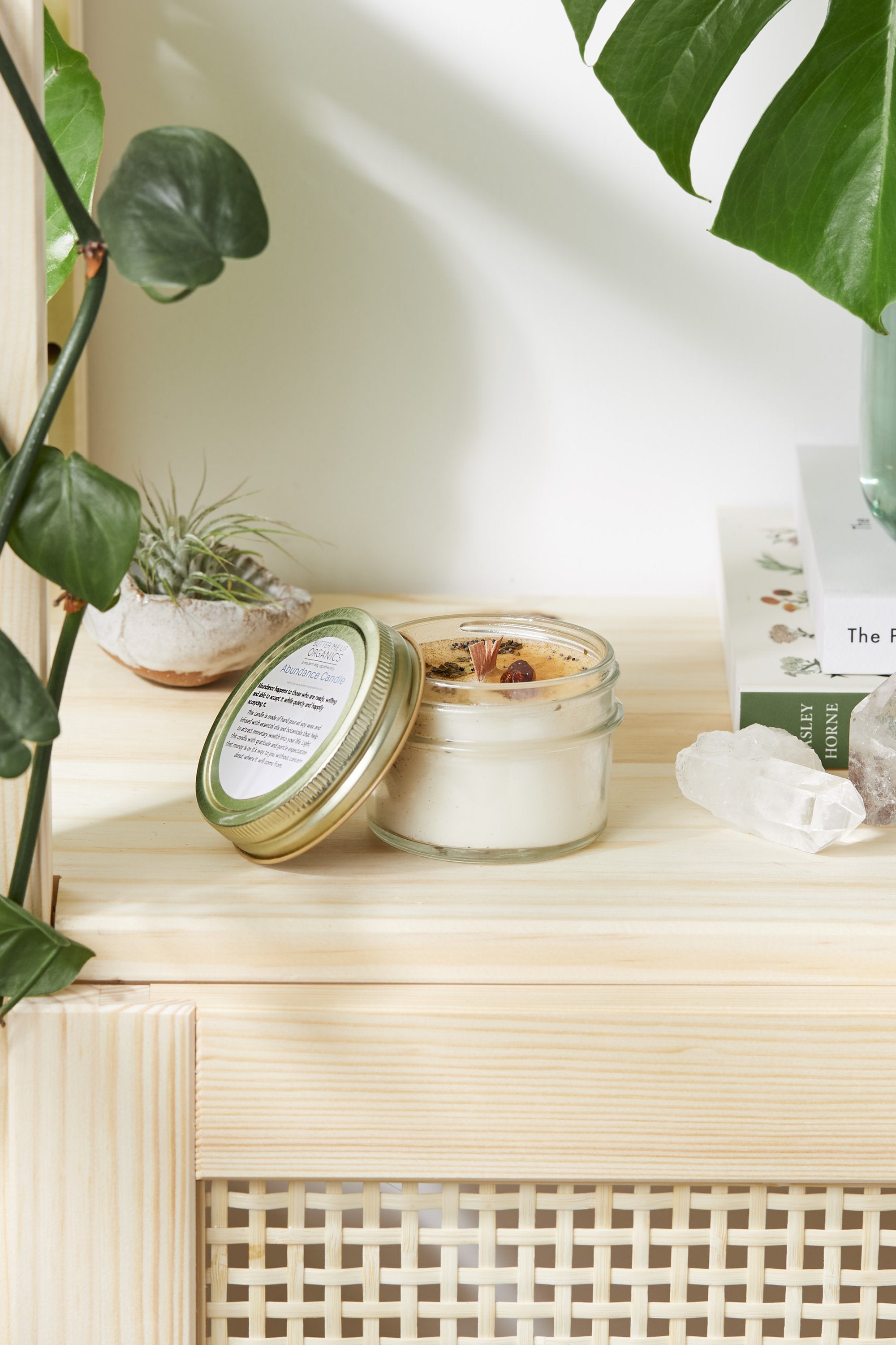 LOWKEY ABUNDANCE- HAND- POURED MANIFESTATION CANDLE